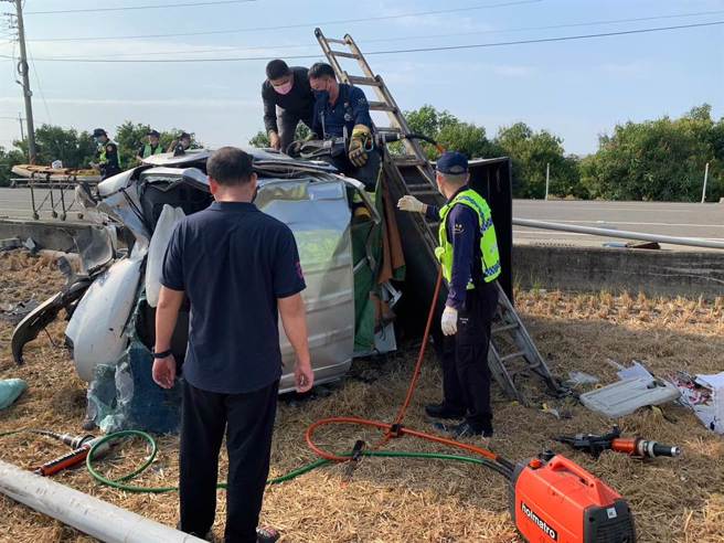嘉167县道发生女学生骑电动自行车双载，与自小客车发生衝撞，自小客车翻覆田里。（读者提供／廖素慧嘉县传真）
