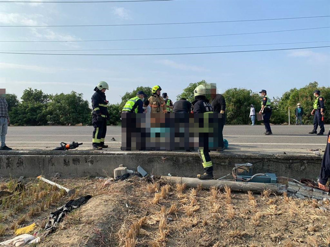 嘉167县道发生女学生骑电动自行车双载，与自小客车发生衝撞，自小客车翻覆田里。（读者提供／廖素慧嘉县传真）
