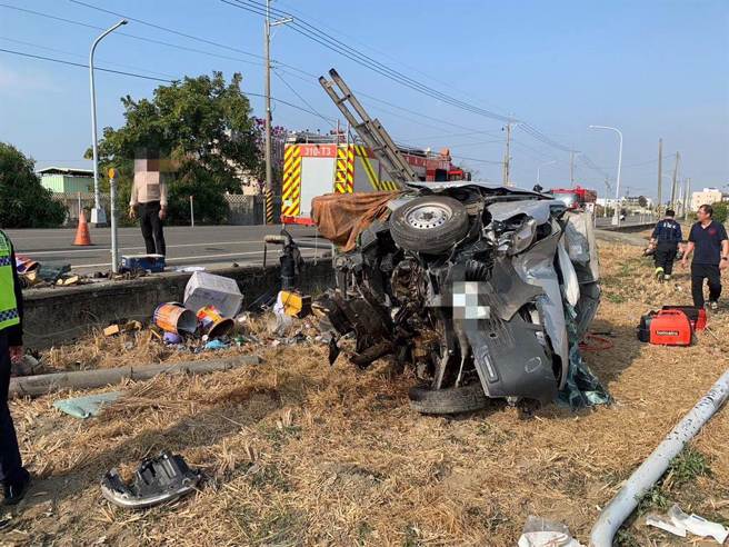 嘉167县道发生女学生骑电动自行车双载，与自小客车发生衝撞，自小客车翻覆田里。（读者提供／廖素慧嘉县传真）
