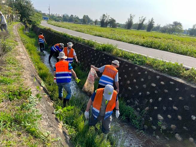 防汛期前自主防灾社区办理沟渠清疏以利排水畅通。（水务局提供／蔡明亘桃园传真）