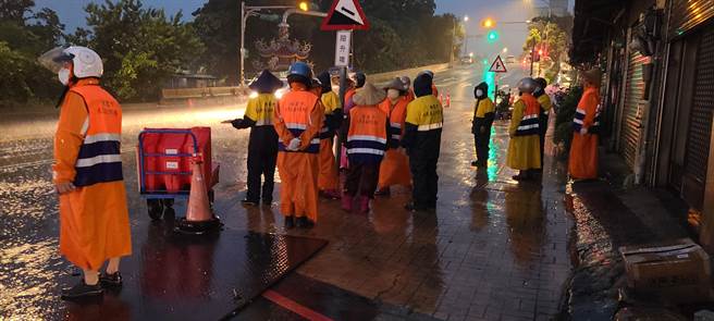中坜仁德里社区豪雨事件中启动应变协助交通指挥。（水务局提供／蔡明亘桃园传真）