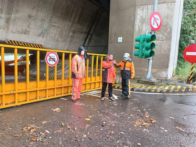 芦竹南兴社区协助水闸门管制。（水务局提供／蔡明亘桃园传真）