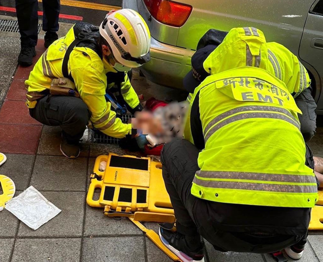 警方发现黄女坠楼后，立即通知救护人员到场协助送医。（警方提供）