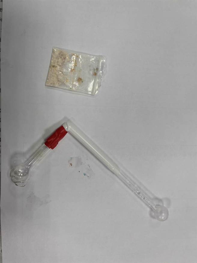 警方在房间内查获吸食的毒品及残渣。（警方提供）