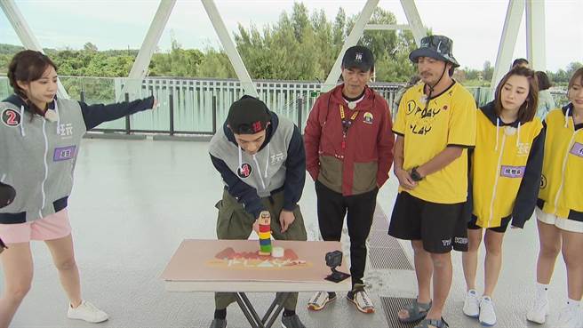 连晨翔挑战日本童玩。（三立提供）