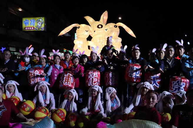 新埔迎天穿踩街活动10日晚间举办，近50队踩街队伍超过千人齐聚上街。（邱立雅摄）