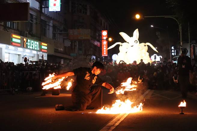 新埔迎天穿踩街活动以兔年为主题并融合新埔意象，开场并邀请专业团队表演火舞。（邱立雅摄）