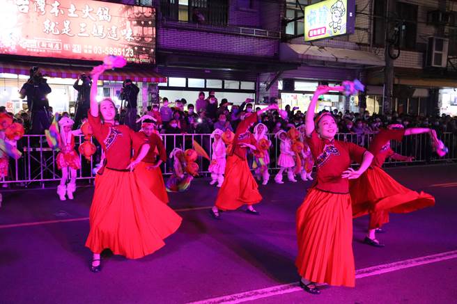 新埔迎天穿踩街活动开场表演。（邱立雅摄）