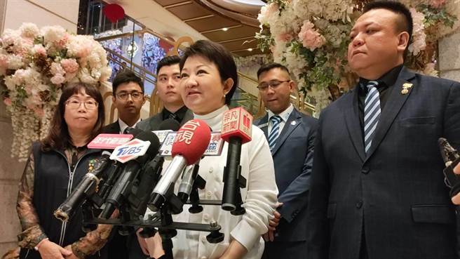 台中市长卢秀燕9日二度北上行政院争取中捷加速核定，10日受访表示，新任阁揆对于九合一大选后，新的政治情势跟新的民意有所体会，因此对于中捷核定抱持乐观想法。（潘虹恩摄）