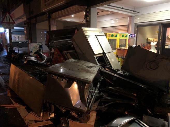 桃园市一名24岁刘姓男子无照驾车，疑因转弯角度过大，连撞路边民宅店家。（翻摄照片／蔡明亘桃园传真）