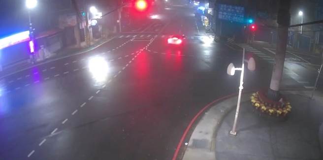 桃园一名24岁刘姓男子无照驾车，疑因转弯角度过大，失控撞上民宅与店家。（翻摄照片／蔡明亘桃园传真）