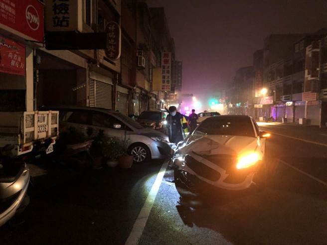 事故发生后，刘男因无照驾车太害怕，直接将车辆留在现场，与车上乘客叫车逃离现场。（翻摄照片／蔡明亘桃园传真）
