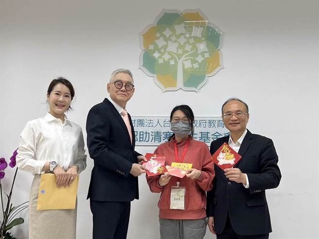 台北市政府教育局认助清寒学生基金会举办「贺眾寒冬送暖感恩相见欢」活动，清华大学艺术与设计系萧佩萦（右二）送上自己设计的兔年斗方，感谢贺眾企业总经理王志耀（左二）、贺眾企业总经理特助王艾茹（左）捐赠年节助学金，与基金会董事长曾灿金（右）一同合影。（北市教育局提供／张芷瑜台北传真）