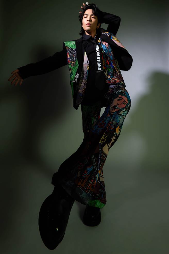 萧敬腾在新宣传照，身穿一袭帅气造型。（华纳音乐提供）