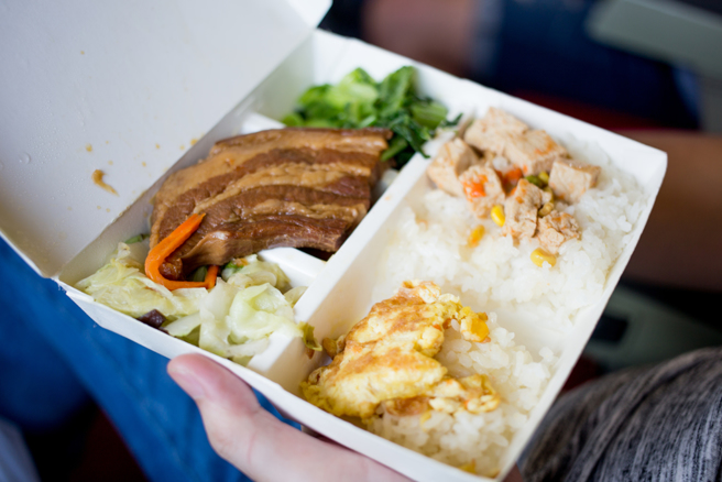 有网友抱怨，自己常光顾的便当店，2个月内便当从80涨到95元，气得买滷肉饭回家煎蛋配来吃。(示意图／shutterstock)