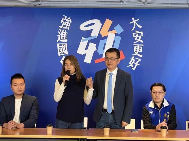 罗智强（右二）10日召开记者会，正式宣布参选台北市大安区立委，并邀请立委高金素梅（左二）担任竞选荣誉主委。（李奇叡摄）