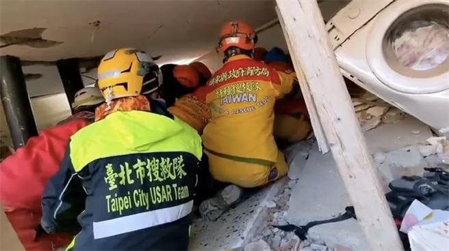 土耳其一名女子受困废墟中，搜救人员耗时19小时才将其救出。（消防署提供）