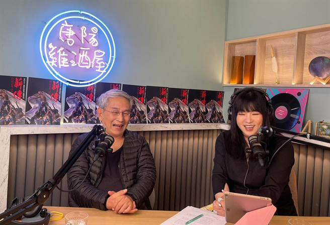 知名Podcast节目《唐绮阳鸡酒屋》新一集来宾是云门舞集创办人林怀民，主持人唐绮阳毕业于国立艺术学院（现北艺大）戏剧系，林怀民算是她的师长，原来林怀民还曾经教过学生时期的唐绮阳打电话。（摘自唐绮阳占星帮脸书）