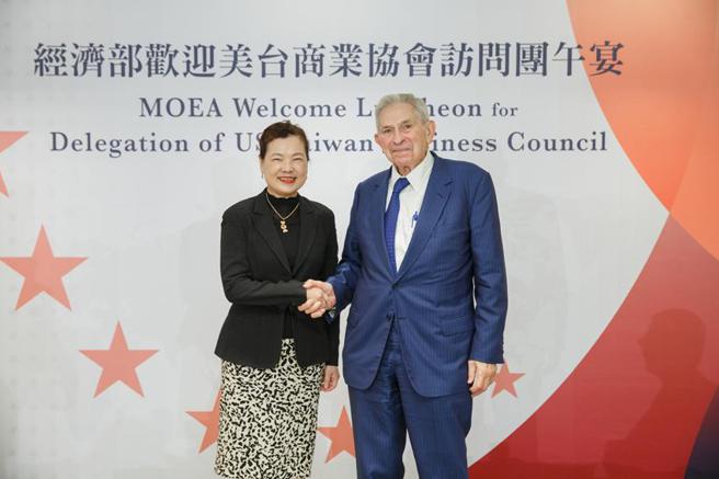 （经济部部长王美花10日宴请美台商业协会(USTBC)荣誉主席伍佛维兹(Paul Wolfowitz)及企业访问团。图／经济部提供）