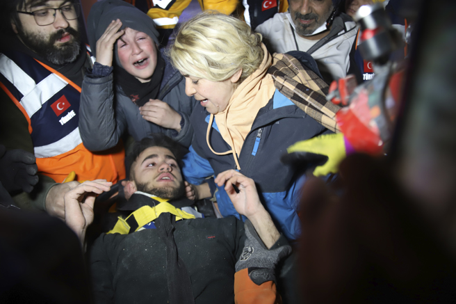 土耳其大地震的重灾区加济安泰普省（Gaziantep）一名17岁少年受困长达4天，全靠喝自己的尿液度过。(图/美联社)  