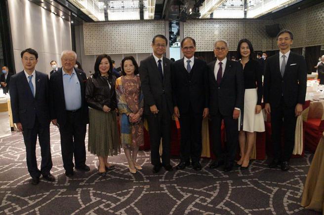 （吴东亮(左三)号召理监事做公益。图／工商协进会提供）