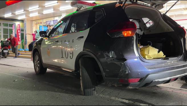 台东警方因处理其他事故将警车停靠路边，却无端遭酒驾男撞上。（蔡旻妤摄）