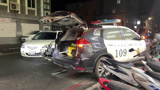 台东警方因处理其他事故将警车停靠路边，却无端遭酒驾男撞上。（蔡旻妤摄）
