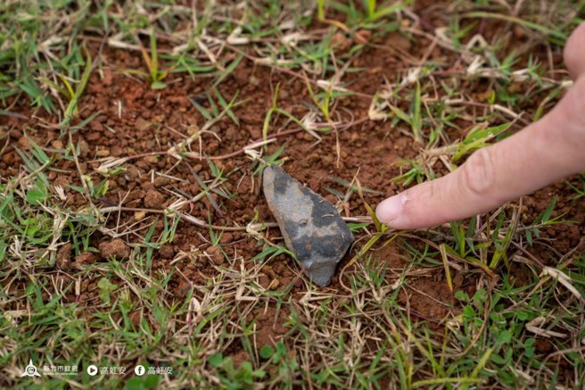 新竹的南寮足球场启用后状况不佳，近日成为焦点，高虹安会勘时发现，南寮足球场草皮生长不佳，杂草丛生且伴有碎石，场内也有坑洞多处。有网友惊讶表示，「这么烂的场地还要9800万，真夸张」。(摘自高虹安粉专)
