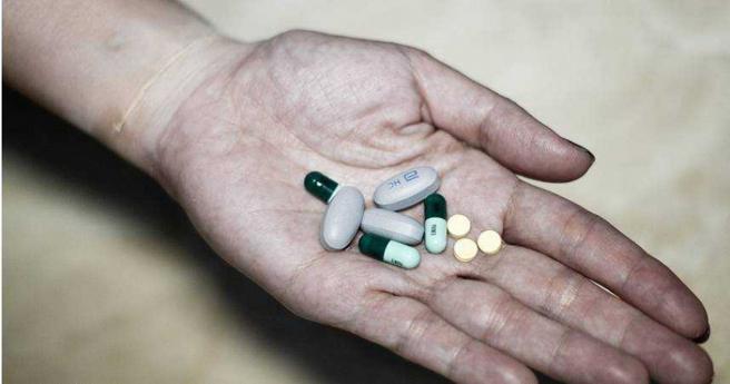 翁女趁要和洋男回到租屋处时，骗他吃下安眠药，迷昏对方后洗劫财物。（示意图／pixabay）