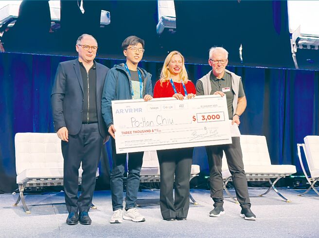 北科大光電系碩士生邱柏翰（左二）參加SPIE學生光學設計競賽，榮獲第一名，接受SPIE主席克雷斯的道賀。圖／北科大提供