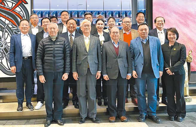 国民党副主席夏立言（左二）9日参访着名的台资企业商场，并与多位台胞、台商代表座谈，深入瞭解台胞近年对两岸关系的看法与期待，以及所遭遇到的困难等。（国民党文传会提供）