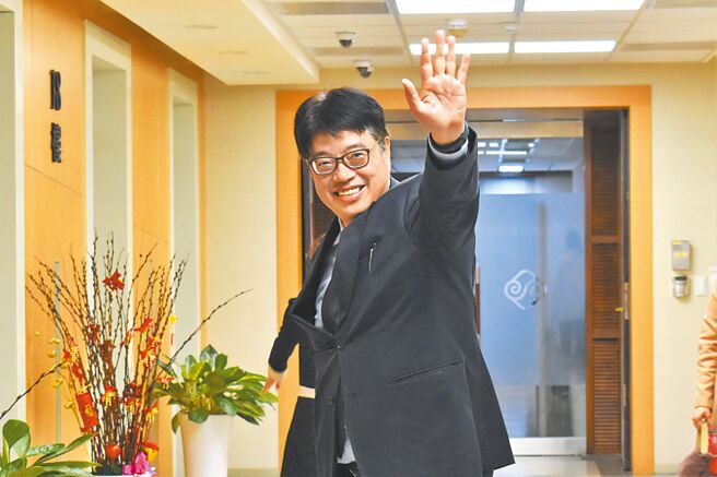 陆委会副主委邱垂正9日最后一次以发言人身分主持例行记者会，会后离开时向媒体挥手道别。（陈冠宇摄）