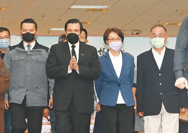 前总统马英九（左二）9日到佛光山悼念开山宗长星云大师。（林瑞益摄）