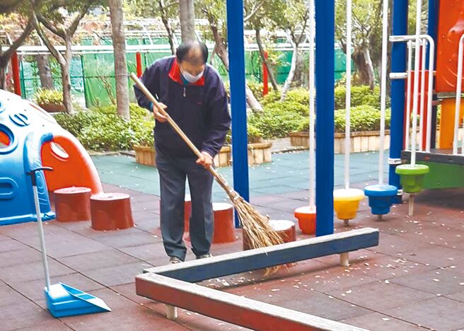 開學在即，台北市各級學校已陸續整理、清消校園環境，開學後的前2周進入學校必須先量體溫。（台北市士林國小提供／蔡佩珈台北傳真）