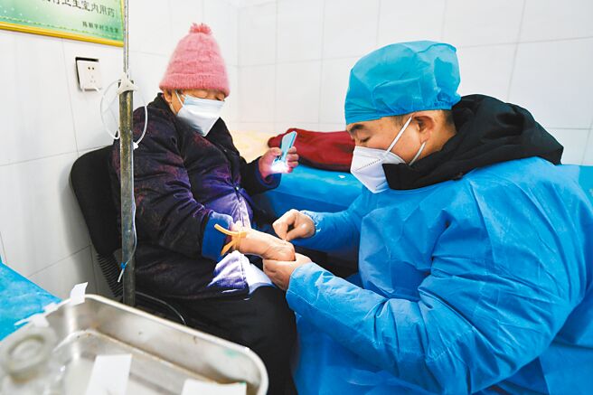 近期大陆疫情日趋平稳，未发现病毒变异株传播力、免疫逃脱能力和致病力明显增强情况。图为医生正在为老人输液。（中新社）