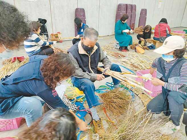 台中龙井农会9日于神农学堂举办高粱扫帚编织，推广传统技艺也传递资源再生观念。（潘虹恩摄）