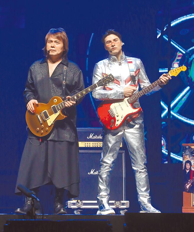 伍佰（左）和凤小岳合作的摇滚歌剧获高度评价。（资料照片）