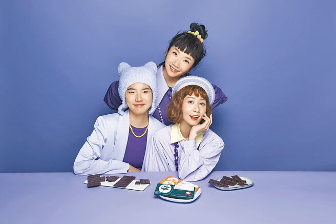陶晶莹（中）日前携女儿荳荳（左）、玛丽为精品巧克力拍宣传照。（ORIGIN提供）