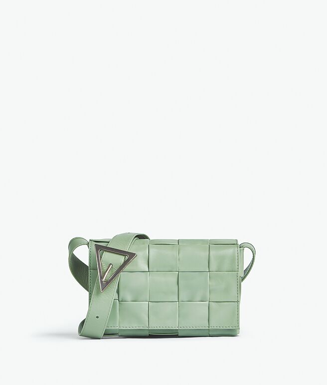 Bottega Veneta CASSETTE鼠尾草绿编织斜背包，6万9900元。（Bottega Veneta提供）