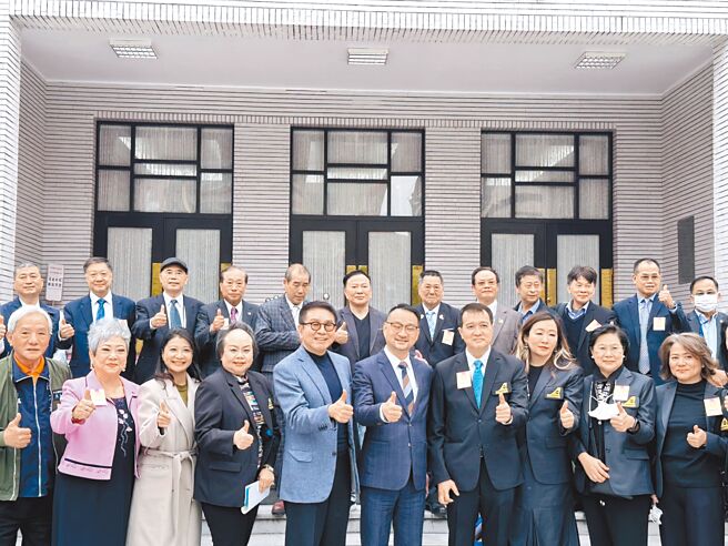 产官学界代表齐聚台泰观光交流记者会，日晖集团董事长郑越才（后排中）也出席。（日晖集团提供）