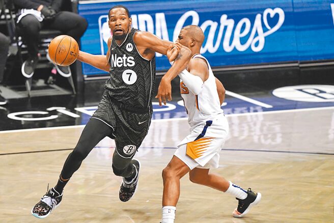 篮网队正式重组阵容，把当家球星杜兰特（左）交易给太阳。（美联社）