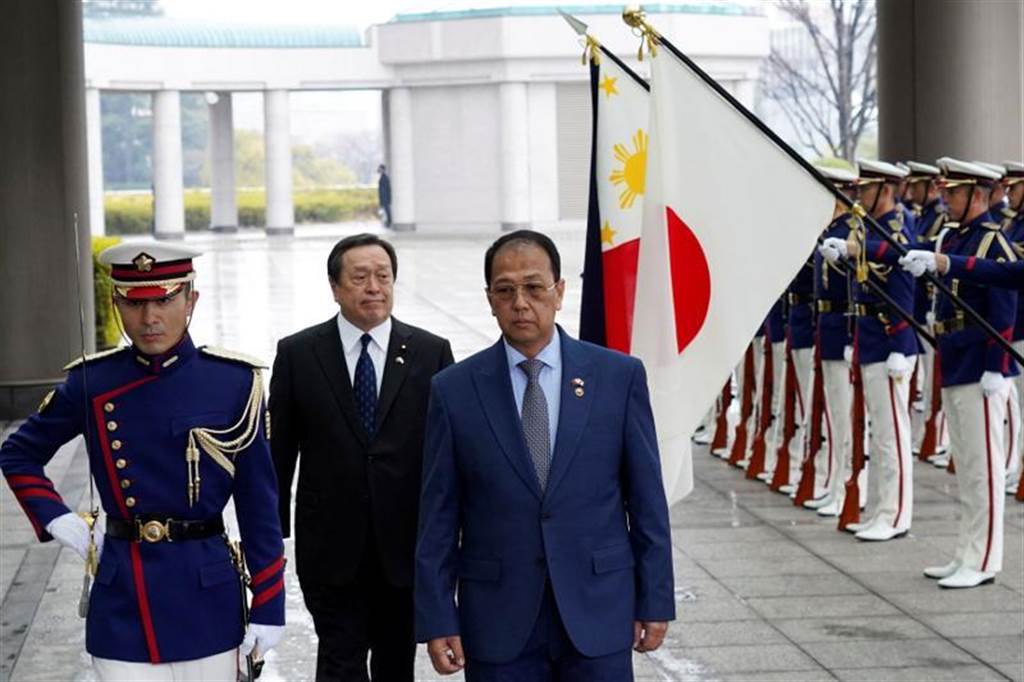 日本菲律賓外長防長會談，同意加強應對中國。圖為日本防衛相濱田靖一（中）與菲律賓防長加維斯（右）在東京防衛省外檢閱儀隊。（路透社）