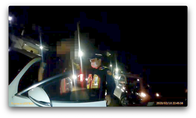 高雄旗山警方於10日深夜查獲一輛汽車，車上有通緝犯與毒品，過程中開了兩槍。（翻攝照片／林瑞益高雄傳真）