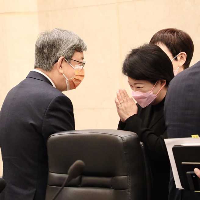 Lu Xiuyan went north twice to ask a senior official for something. This “hands folded photo” has red eyes on the Internet-Politics-China Times News