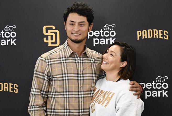 教士先发投手达比修有与妻子在续约记者会合影。（美联社）