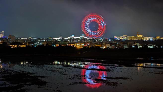 丽宝乐园度假区点亮「Sky Dream天空之梦」，亮起土耳其国旗图案，为伤者祈福。（丽宝乐园度假区提供）