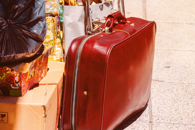 女子5年前整理丈夫遺物時發現一箱裝有100萬美金的偽鈔，後來因東窗事發被判刑11年。（示意圖／達志影像）