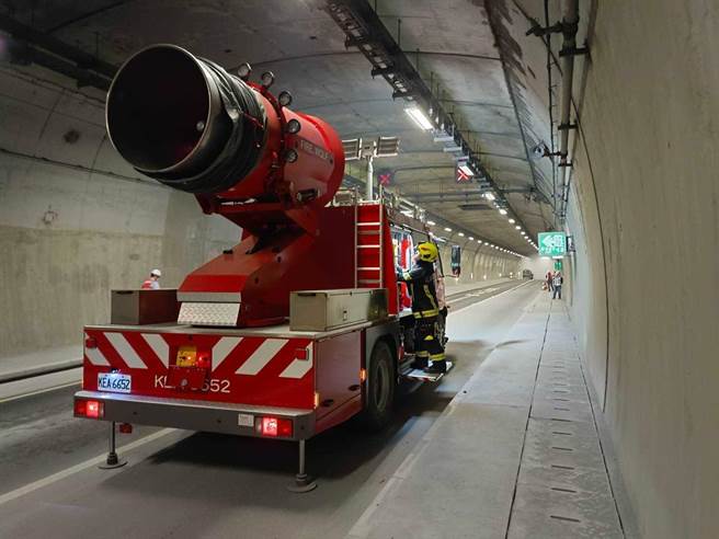 苏花改拥长隧道，消防局模拟救灾演练，隧道烟雾瀰漫，动员水雾排烟车出勤。（消防局提供／王志伟花莲传真）