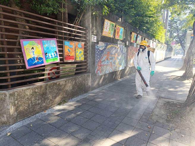 13日即将开学，台北市环保局立即针对北市公私立高中职、国中小学及公立幼儿园共290所学校周边公共区域环境，进行环境消毒作业。（北市环保局提供／陈薏云台北传真）