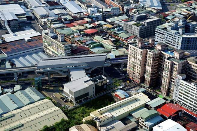 邻近桃园机场捷运泰山贵和站的泰山区贵贤里、贵和里、新民里等多里，向新北市议员李宇翔反映，长期受机捷行驶所发出低频共振声噪音所扰。（新北市议员李宇翔提供）